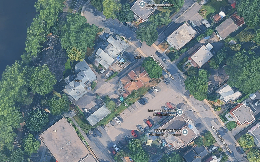 Vue aérienne fournie des propriétés voisines sur l’avenue L’Archevêque
